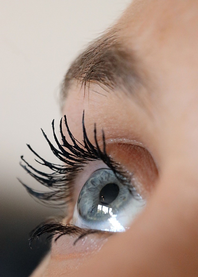 Maquillaje ligero con la tendencia pantone 2026